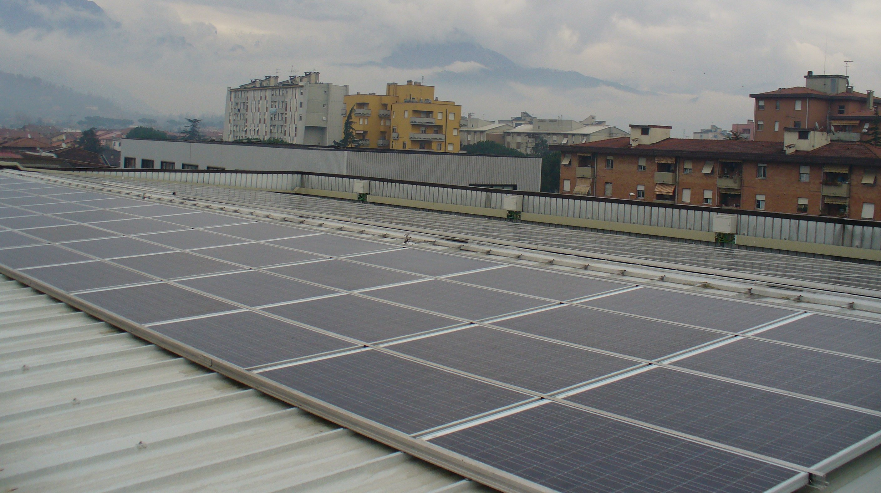 Impianto fotovoltaico avente Potenza nominale di 37kWp - vista moduli fotovoltaici in silicio policristallino